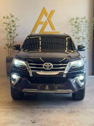 TOYOTA HILUX SW4 2.8 SRX 4X4 16V TURBO INTERCOOLER DIESEL 4P AUTOMÁTICO TOYOTA HILUX SW4 2.8 SRX 4X4 16V TURBO INTERCOOLER DIESEL 4P AUTOMÁTICO